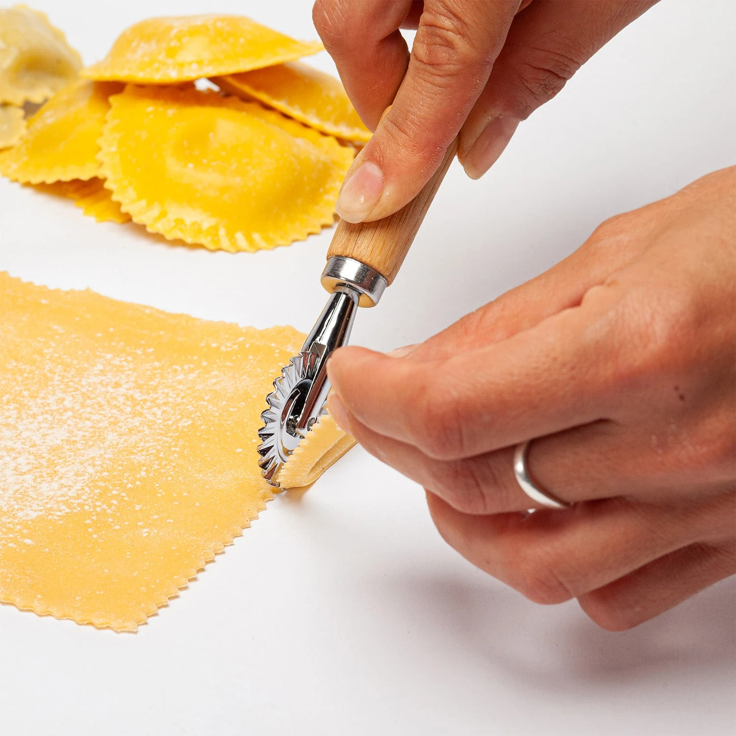 Ravioli Ausstecher 3er Set 2 Größen Rund & Eckig Teigrad Metall Bambus 3 Ravioli Ausstecher 3er Set 2 Größen Rund & Eckig Teigrad Metall Bambus – Bild 3