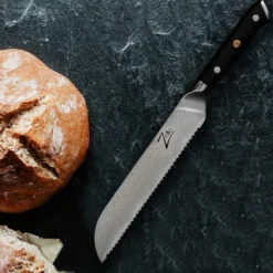 Alpha-Royal Japanese Serie 8" Brotmesser 18° Wellenschliff Damaszener-Stahl -Haushaltsgerätegeschäft 10038985 de 0005 logo